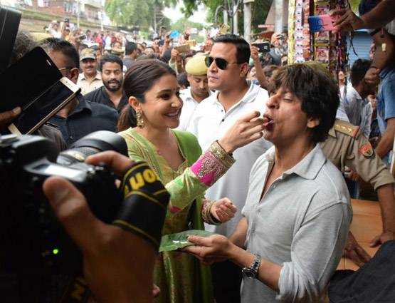 बनारस में शाहरुख़ पर चढ़ा भोजपुरी रंग, अनुष्का संग खूब पान चबाए