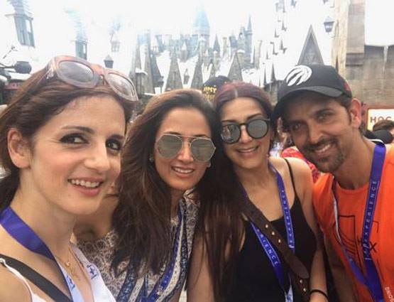 EX वाइफ और बच्चों के साथ डिज्नी वर्ल्ड में मस्ती करते दिखे रितिक