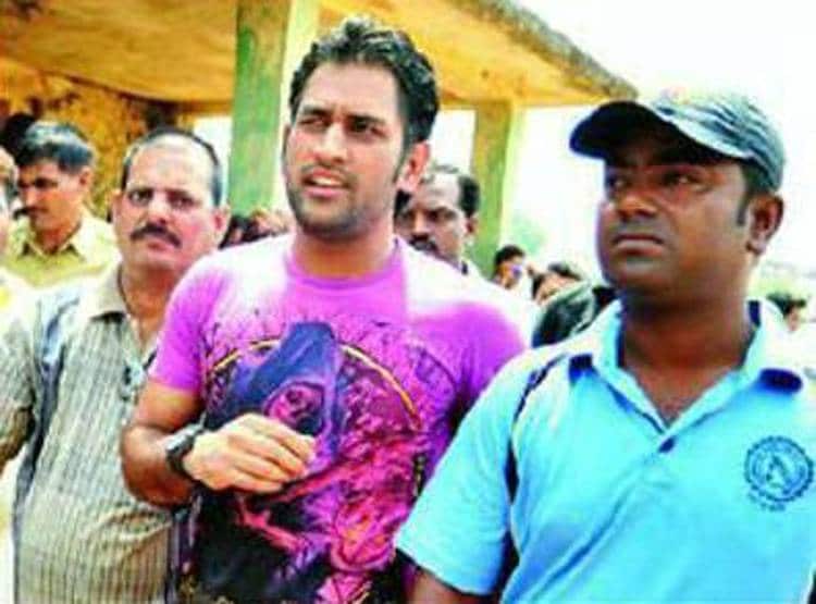 चाय वाले को कराया डिनर, दोस्त के लिए भेजी एयर एंबुलेंस, ऐसे हैं धोनी