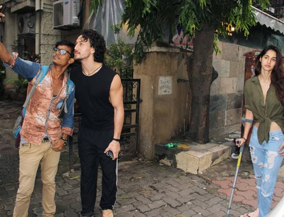 PHOTOS: पैर टूटने के बावजूद टाइगर के साथ डेट पर दिखीं दिशा पाटनी