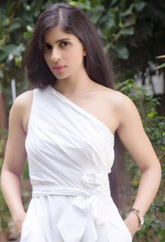 इतनी सी उम्र में उड़ाती है बोइंग 777 फाइटर जेट, देखें कौन है ये लड़की