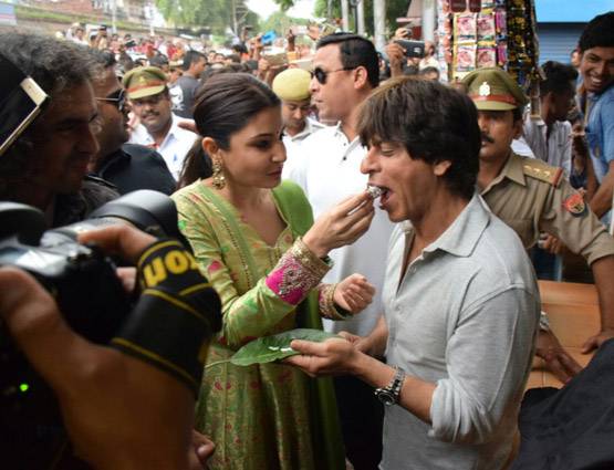 बनारस में शाहरुख़ पर चढ़ा भोजपुरी रंग, अनुष्का संग खूब पान चबाए