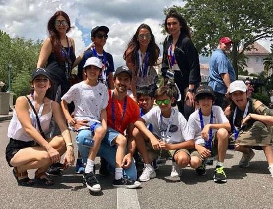 EX वाइफ और बच्चों के साथ डिज्नी वर्ल्ड में मस्ती करते दिखे रितिक