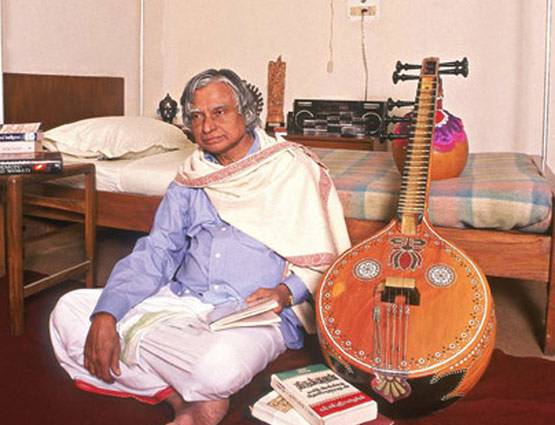 स्‍कूल जाने से पहले बेचते थे अखबार, खंभे के नीचे बैठकर करते थे पढ़ाई