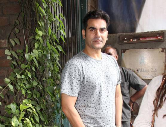 PHOTOS: लंच पर दिखे अरबाज-मलाइका, बेटे अरहान ने की ऑटो की सवारी