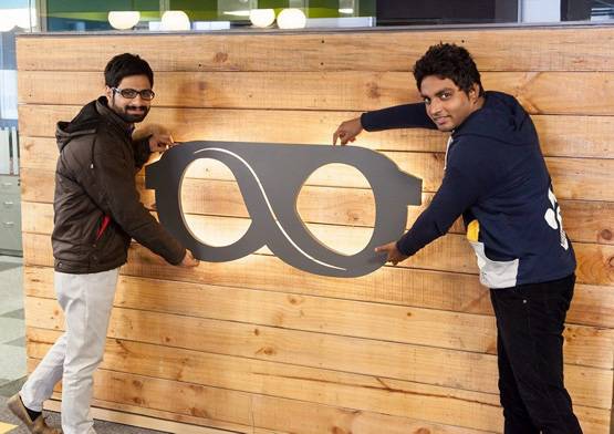 Microsoft की नौकरी छोड़ बेचने लगा चश्मा, आज है अरबों का मालिक