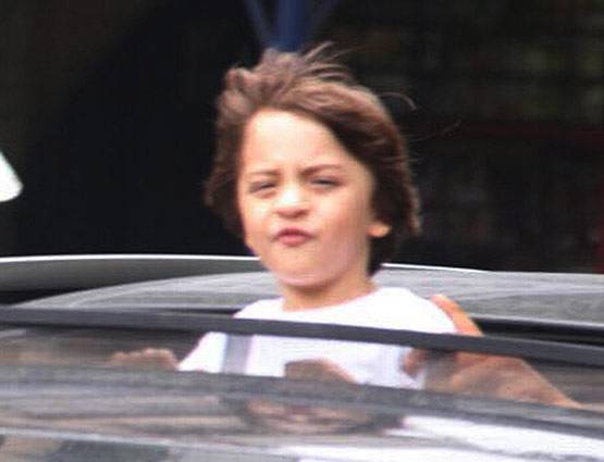 Open Car में पापा शाहरुख के साथ मस्ती करते नजर आए अबराम, देखें PHOTOS