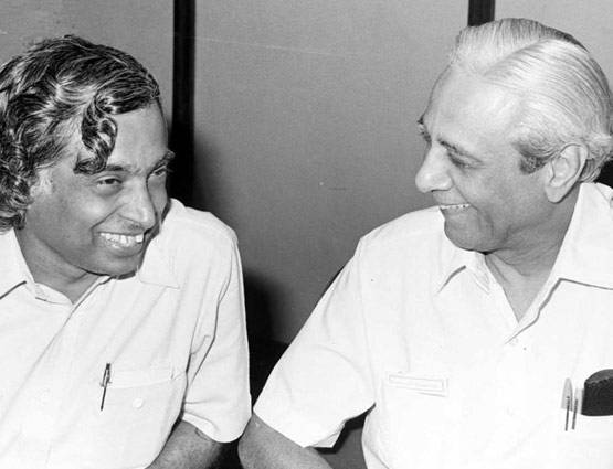 स्‍कूल जाने से पहले बेचते थे अखबार, खंभे के नीचे बैठकर करते थे पढ़ाई