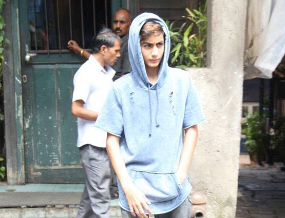 PHOTOS: लंच पर दिखे अरबाज-मलाइका, बेटे अरहान ने की ऑटो की सवारी