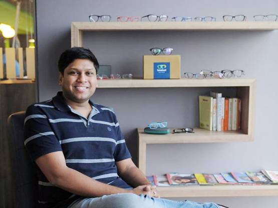 Microsoft की नौकरी छोड़ बेचने लगा चश्मा, आज है अरबों का मालिक