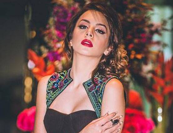 BLACK BIKINI में पूल में उतरीं नितिभा कौल, देखें PHOTOS