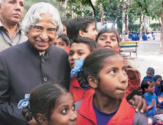 स्‍कूल जाने से पहले बेचते थे अखबार, खंभे के नीचे बैठकर करते थे पढ़ाई