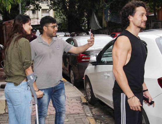 PHOTOS: पैर टूटने के बावजूद टाइगर के साथ डेट पर दिखीं दिशा पाटनी