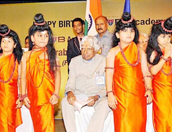 स्‍कूल जाने से पहले बेचते थे अखबार, खंभे के नीचे बैठकर करते थे पढ़ाई