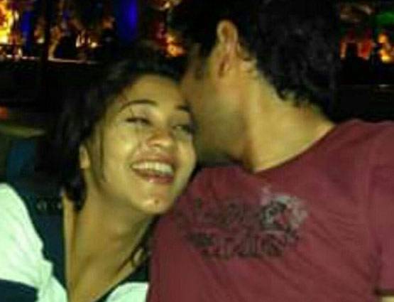 मॉनसून में रोमांस करते इस टीवी कपल की फोटोज LEAKED, मिला ये रिएक्शन