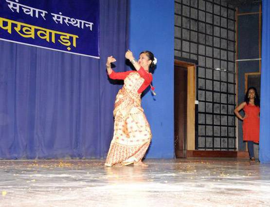 इस पॉपुलर एक्ट्रेस ने लगायी फांसी, एक साल पहले ही हुई थी शादी