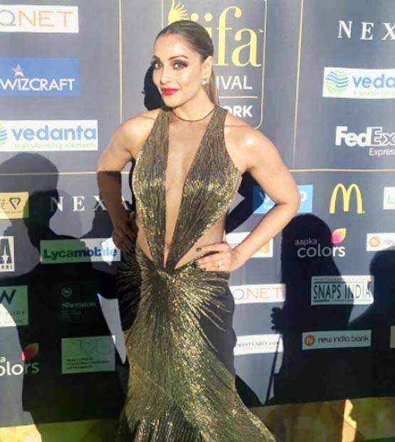 IIFA Awards: बॉलीवुड हसीनाओं का क्लीवेज शो रहा हिट, डीप नेक ड्रेस में दिखीं एक्ट्रेस