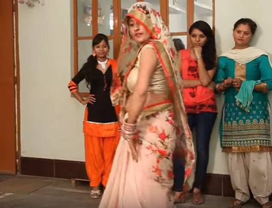 सोशल मीडिया पर वायरल हुआ 'घूंघट वाली दुल्हन' का डांस, देखा करोड़ों ने