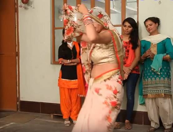 सोशल मीडिया पर वायरल हुआ 'घूंघट वाली दुल्हन' का डांस, देखा करोड़ों ने