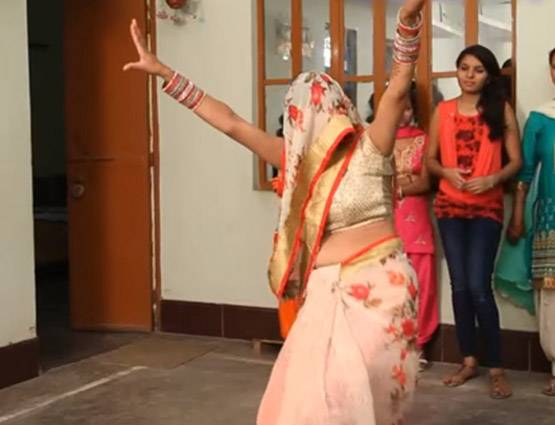 सोशल मीडिया पर वायरल हुआ 'घूंघट वाली दुल्हन' का डांस, देखा करोड़ों ने