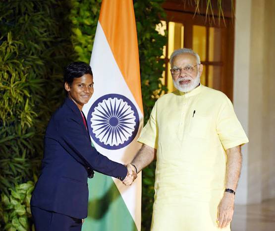 महिला ब्रिगेड से मिले मोदी, हर एक साथ अलग से खिंचवाई PHOTO