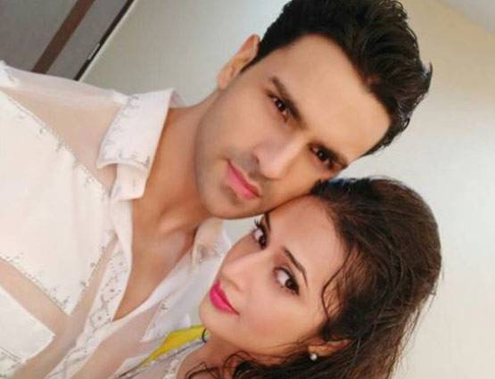 दूसरा हनीमून मना रही हैं दिव्यांका त्रिपाठी, ये हैं वो पर्सनल PHOTOS