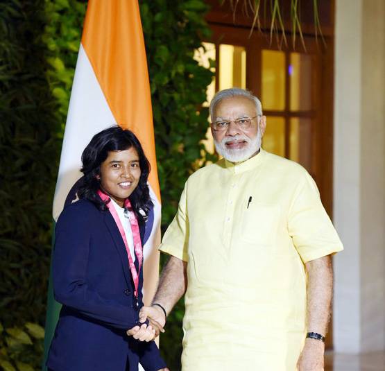 महिला ब्रिगेड से मिले मोदी, हर एक साथ अलग से खिंचवाई PHOTO