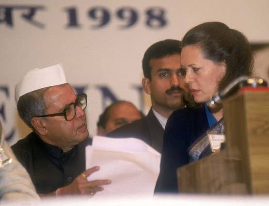 PHOTOS: ऐसी थी प्रणब दा और सोनिया गांधी के बीच की केमिस्ट्री