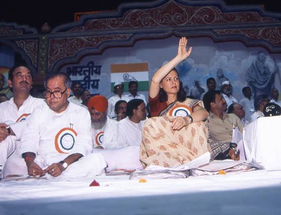 PHOTOS: ऐसी थी प्रणब दा और सोनिया गांधी के बीच की केमिस्ट्री