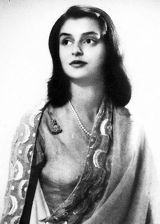 दुनिया की 10 खूबसूरत महिलाओं में शामिल थीं गायत्री देवी, जीती थीं रॉयल जिंदगी