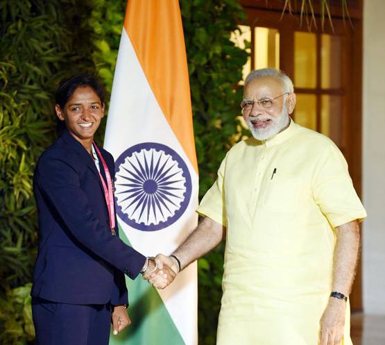 महिला ब्रिगेड से मिले मोदी, हर एक साथ अलग से खिंचवाई PHOTO