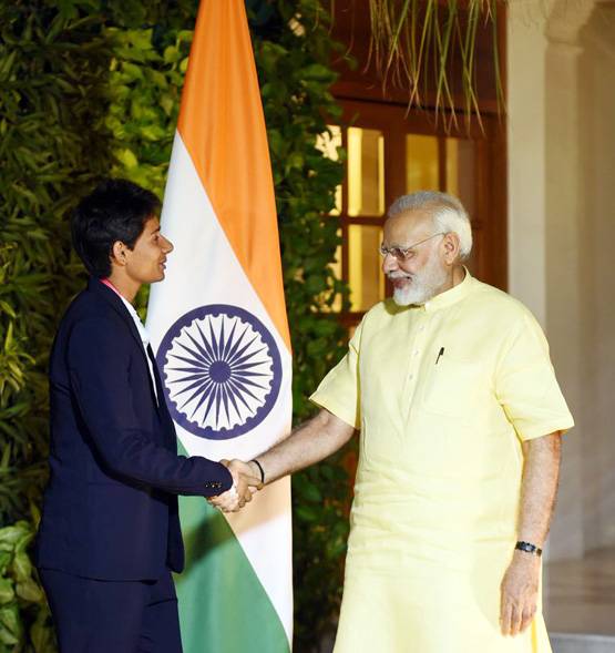 महिला ब्रिगेड से मिले मोदी, हर एक साथ अलग से खिंचवाई PHOTO