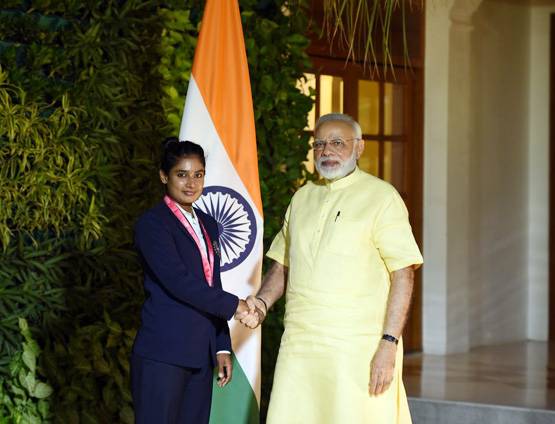 महिला ब्रिगेड से मिले मोदी, हर एक साथ अलग से खिंचवाई PHOTO