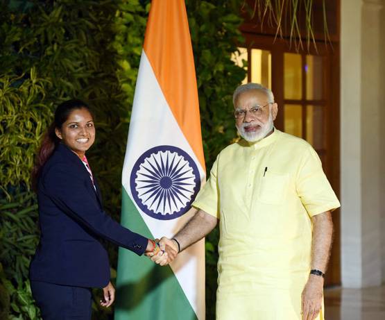 महिला ब्रिगेड से मिले मोदी, हर एक साथ अलग से खिंचवाई PHOTO