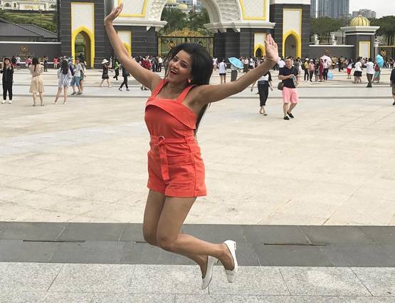 पूल में RELAX कर रही इस बिग बॉस कन्टेस्टेंट का बिकिनी फोटो वायरल