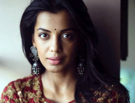 बचपन में तेल बेचती थीं मुग्धा, बिना शादी के रहती हैं 18 साल बड़े एक्टर के साथ