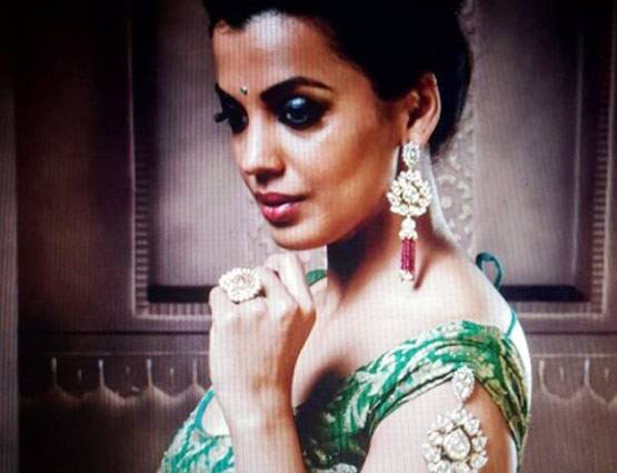 बचपन में तेल बेचती थीं मुग्धा, बिना शादी के रहती हैं 18 साल बड़े एक्टर के साथ