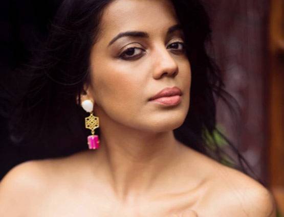 बचपन में तेल बेचती थीं मुग्धा, बिना शादी के रहती हैं 18 साल बड़े एक्टर के साथ