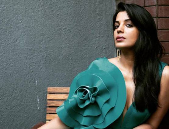 बचपन में तेल बेचती थीं मुग्धा, बिना शादी के रहती हैं 18 साल बड़े एक्टर के साथ