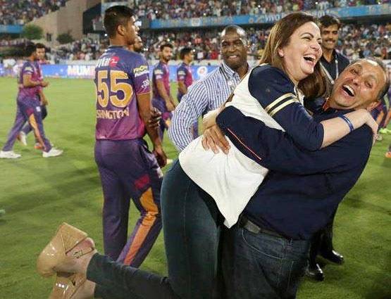 नीता अंबानी के साथ जश्न मनाते इस शख्स का फोटो हुई थी वायरल, मुकेश अंबानी के हैं बेहद करीब