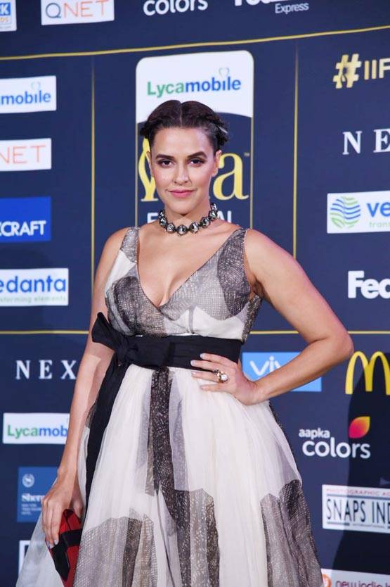 IIFA Awards: बॉलीवुड हसीनाओं का क्लीवेज शो रहा हिट, डीप नेक ड्रेस में दिखीं एक्ट्रेस