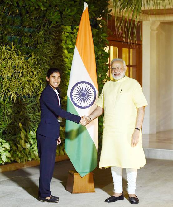 महिला ब्रिगेड से मिले मोदी, हर एक साथ अलग से खिंचवाई PHOTO