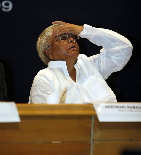 इंदिरा के खिलाफ उतरे थे लालू, कैसे बन गए गरीबों के मसीहा