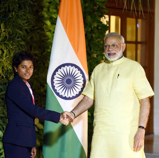 महिला ब्रिगेड से मिले मोदी, हर एक साथ अलग से खिंचवाई PHOTO