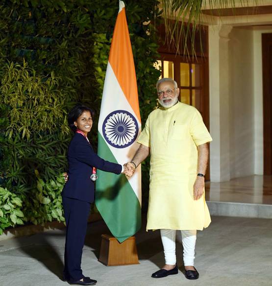 महिला ब्रिगेड से मिले मोदी, हर एक साथ अलग से खिंचवाई PHOTO