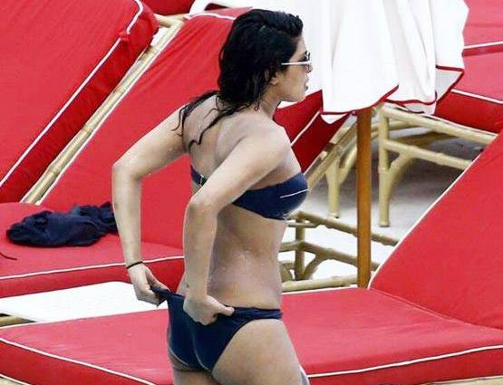 कभी बिकिनी की Adjust,कभी पूल में RELAX,वायरल हुई थी प्रियंका की Photos