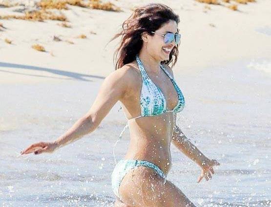 कभी बिकिनी की Adjust,कभी पूल में RELAX,वायरल हुई थी प्रियंका की Photos
