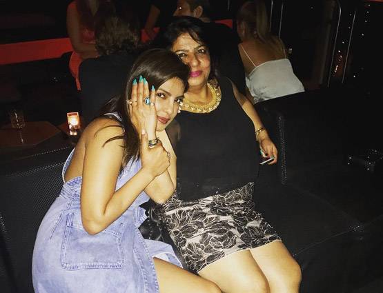 कभी बिकिनी की Adjust,कभी पूल में RELAX,वायरल हुई थी प्रियंका की Photos