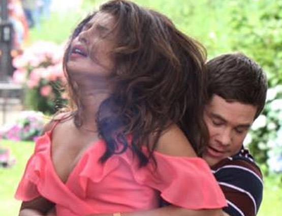 कभी बिकिनी की Adjust,कभी पूल में RELAX,वायरल हुई थी प्रियंका की Photos