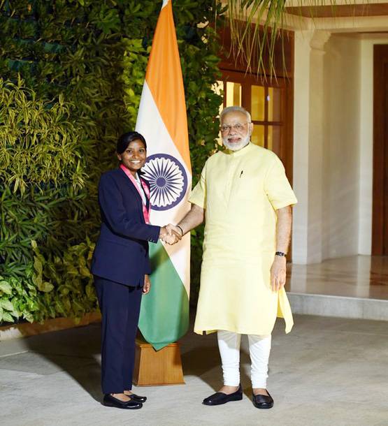 महिला ब्रिगेड से मिले मोदी, हर एक साथ अलग से खिंचवाई PHOTO